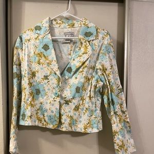 Short daisy print jacket. Sleeve-sleeve across back 15”, 19” long, sleeve 20”.